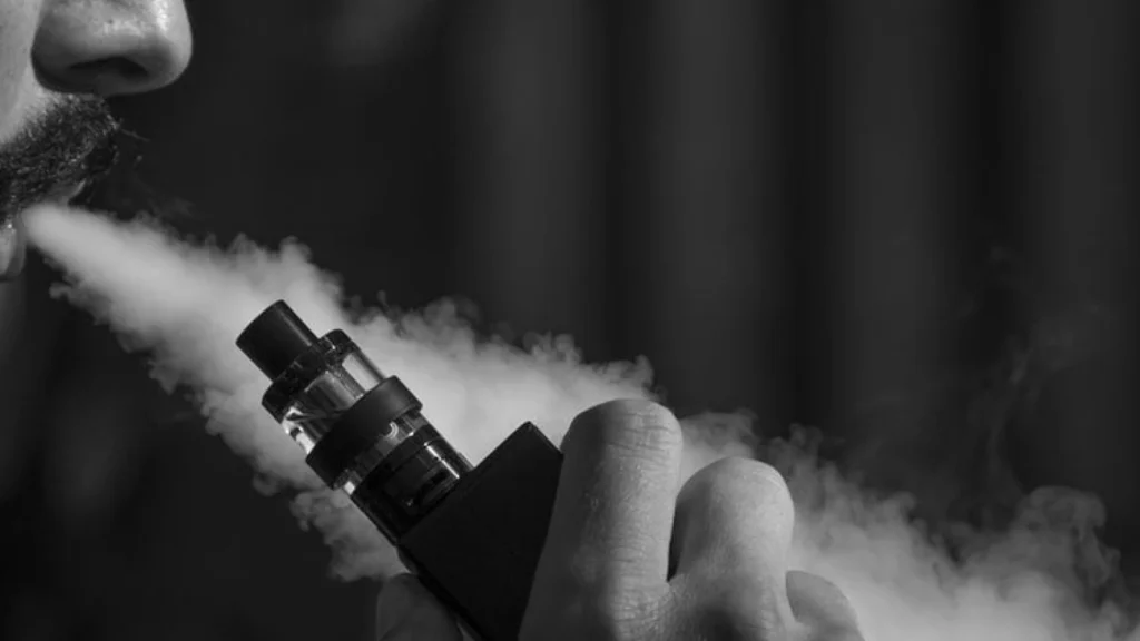 Dampak Negatif Rokok Elektrik pada Kesehatan Remaja