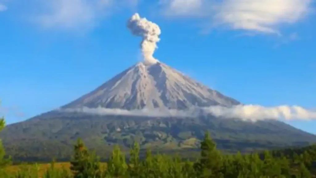 Erupsi Gunung Semeru Kembali Mengguncang, Berstatus Waspada
