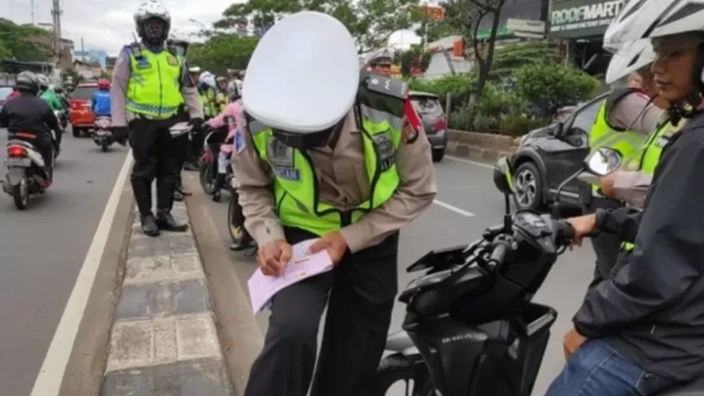 Polda Metro Jaya Terus Lakukan Tilang Manual Selama Operasi Patuh Jaya 2025
