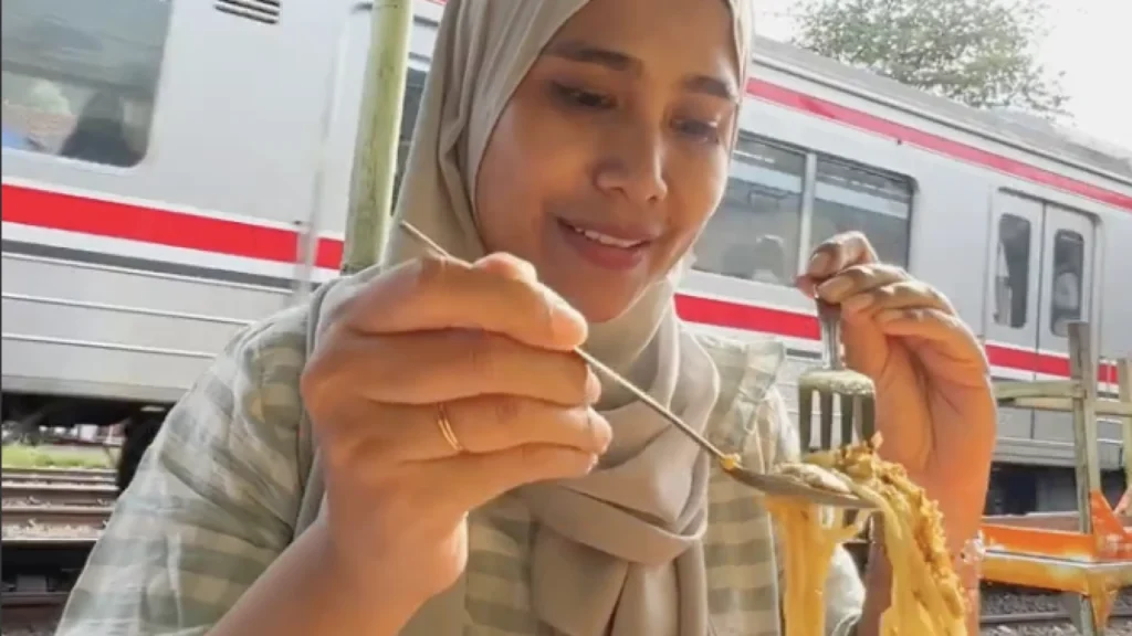 Kuliner Menarik di Pinggir Rel Kereta: Surga bagi Pecinta Makanan