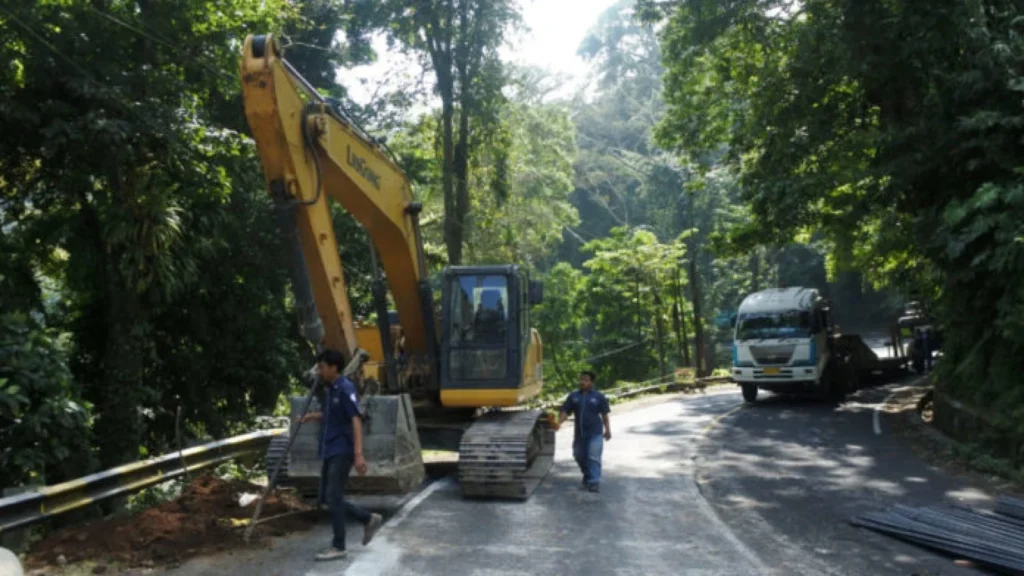 Penutupan Jalur Gumitir: Dampak dan Upaya Pertamina untuk Distribusi Energi