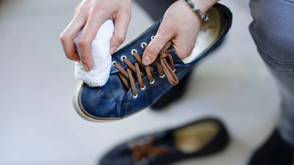 Mengembalikan Keindahan Sepatu Lama: Tips Fashion Hacks yang Efektif