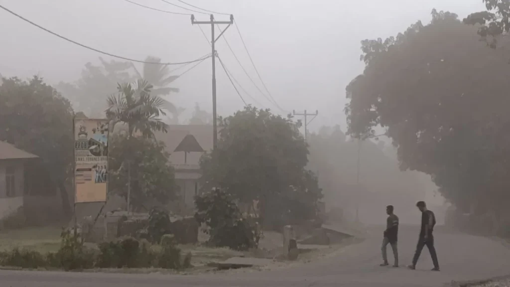 Hujan Batu Melanda Desa di Flores Timur Pasca Erupsi Gunung Lewotobi Laki-laki