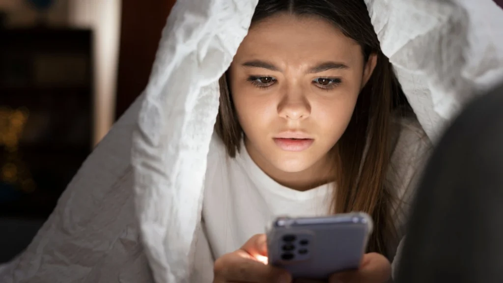 Mengapa Kita Terjebak dalam Siklus Scrolling Media Sosial di Malam Hari?