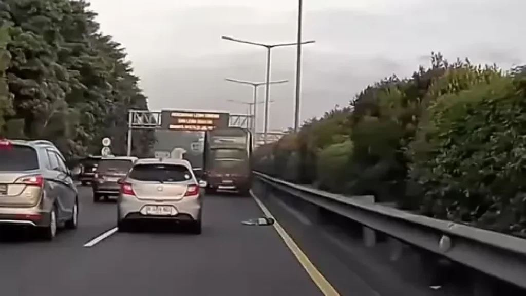 Bocah Jatuh dari Bus Mabes AD, Kejadian Viral di Media Sosial