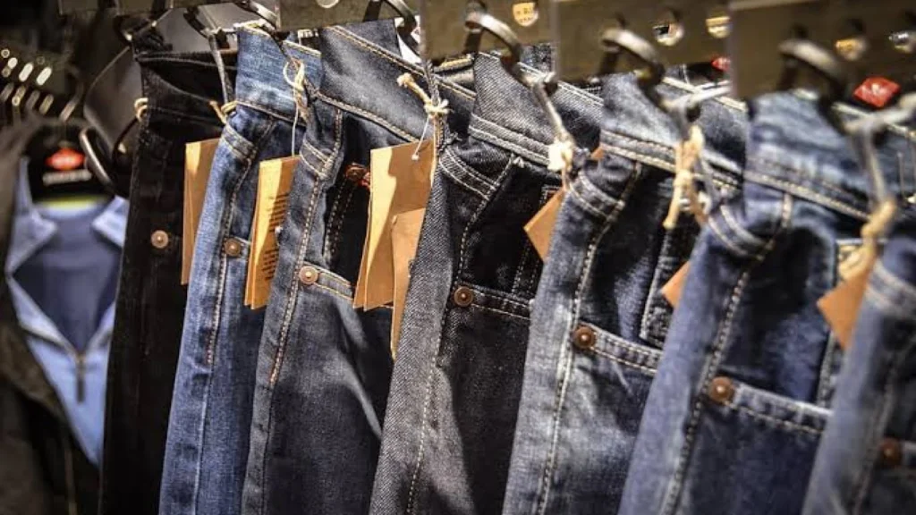 Tren Outfit Serba Denim: Timeless atau Terlalu Berlebihan?