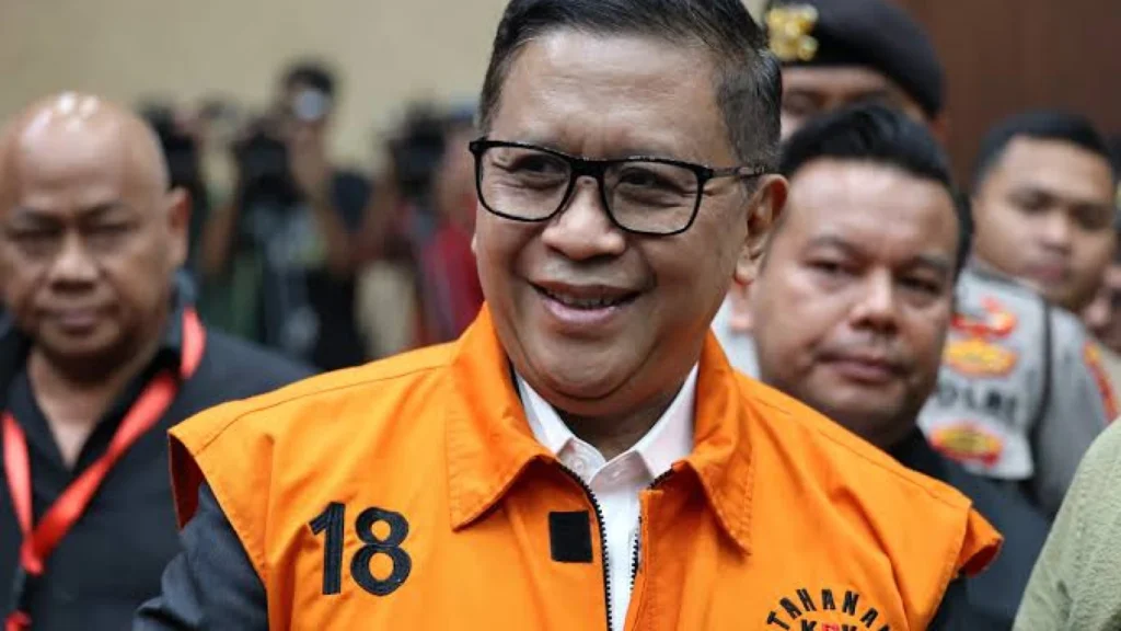 Protes Hasto Kristiyanto Terhadap Pemakaian Masker Hakim Dalam Sidang