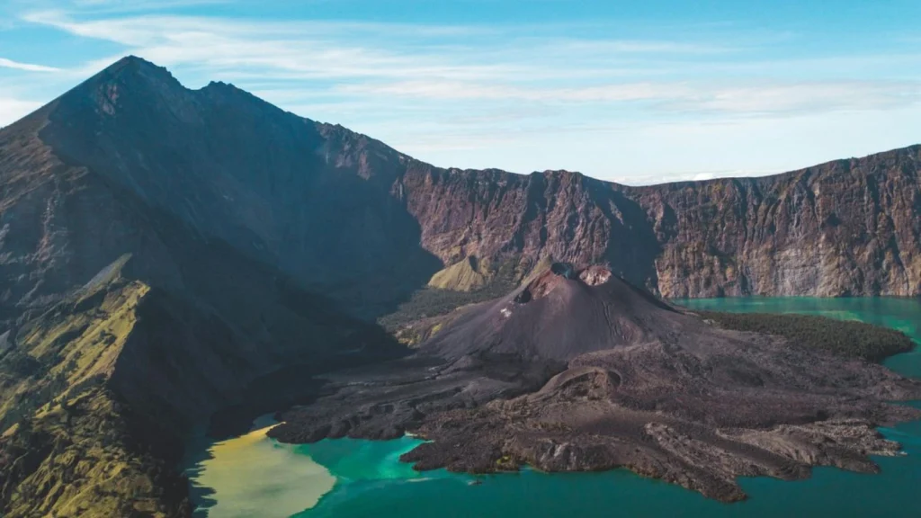 Wisatawan Swiss Terjatuh Saat Mendaki Gunung Rinjani