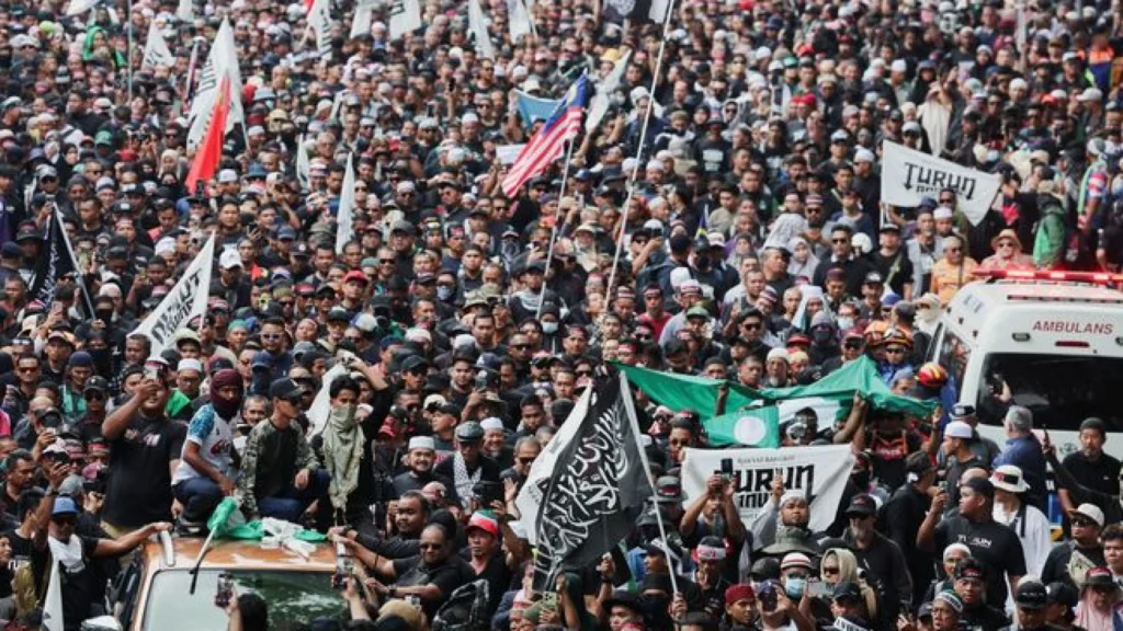 Protes Besar Warga Malaysia Tuntut Anwar Ibrahim Mundur