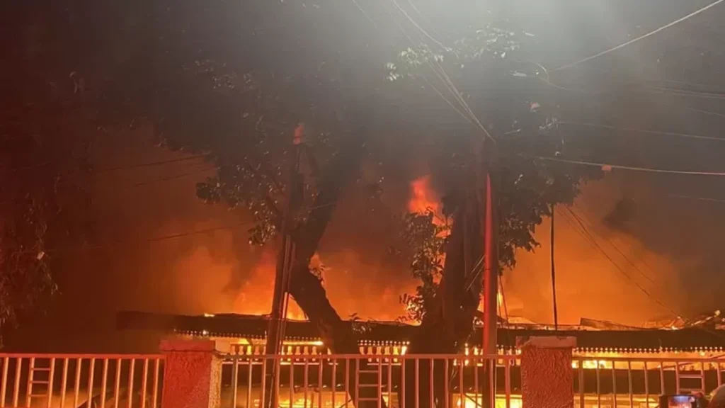 Kebakaran Melanda Pasar Taman Puring Jakarta Selatan, Ratusan Kios Ludes Terbakar