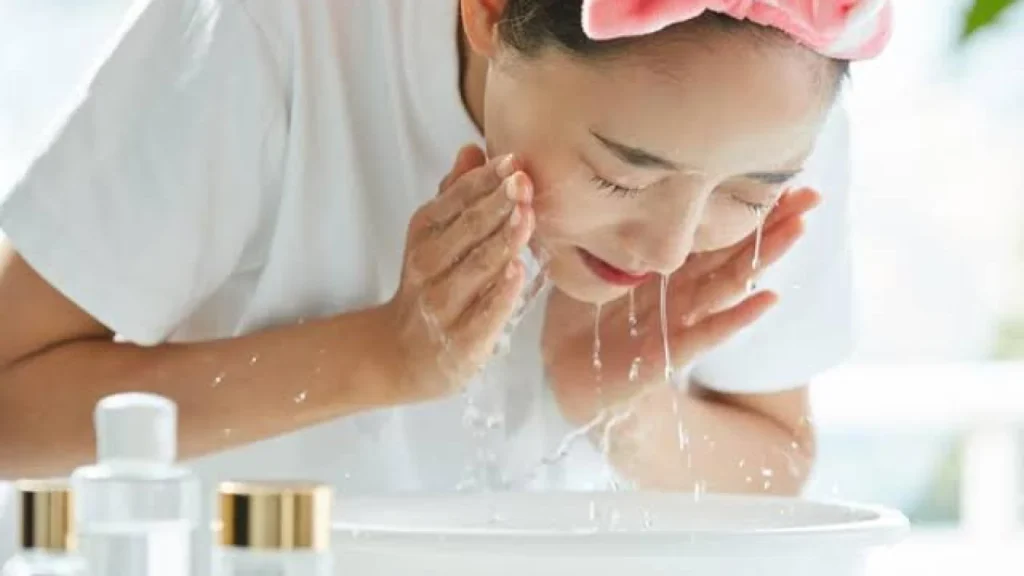 Membandingkan Micellar Water dan Oil Cleanser: Mana yang Lebih Baik untuk Pembersihan Wajah?