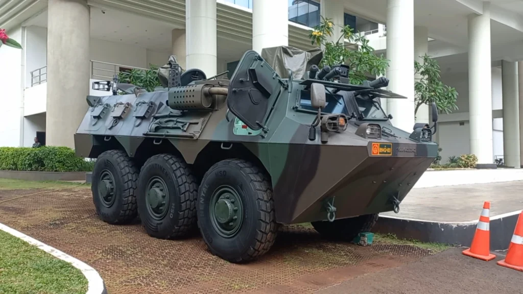 Pengamanan Rutin TNI di Kejaksaan Agung: Dua Unit Kendaraan Taktis Anoa Parkir di Jakarta