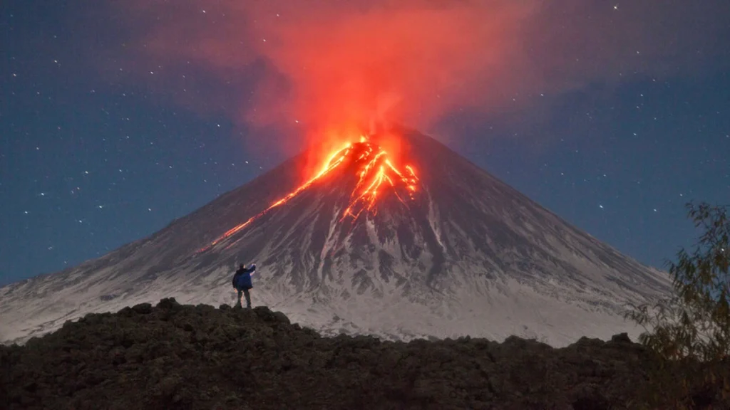 Letusan Gunung Berapi Krasheninnikov Pasca Gempa Bumi Magnitudo 8,8 di Kamchatka