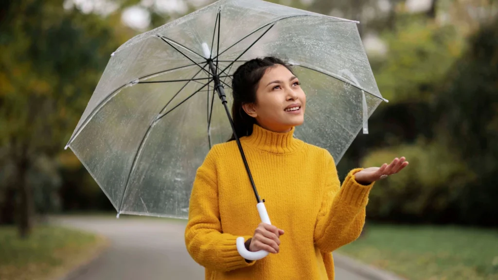 Cara Fashionable dengan Turtleneck di Musim Hujan