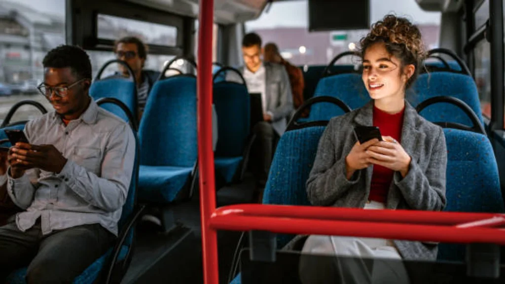 Tips Stylish Saat Menggunakan Transportasi Umum