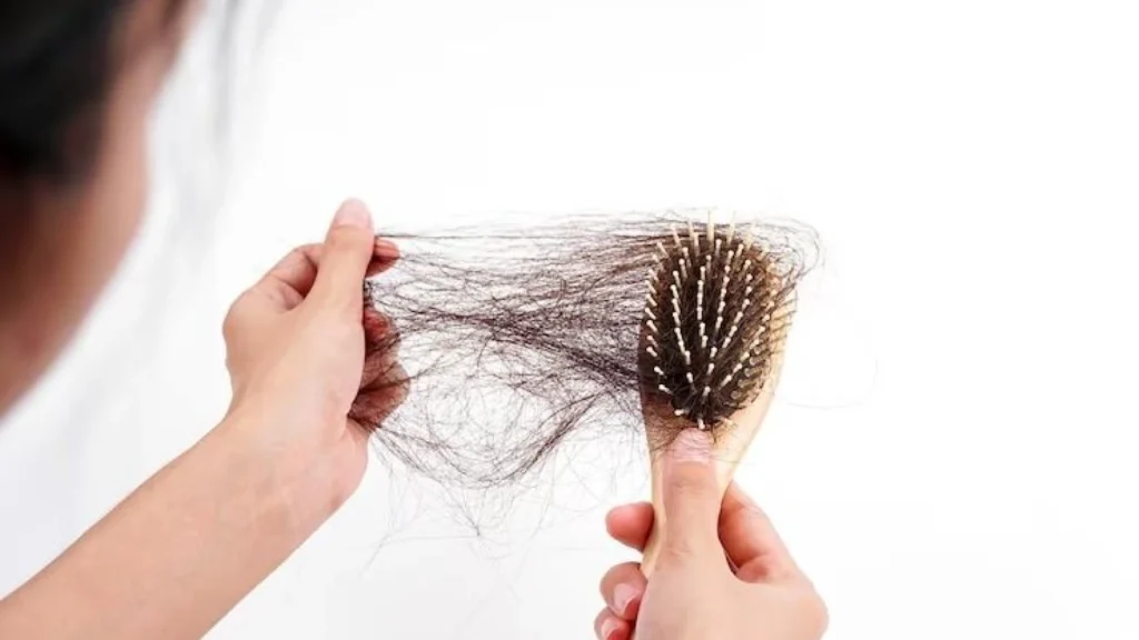 Mengatasi Rambut Rontok dengan Cara Alami