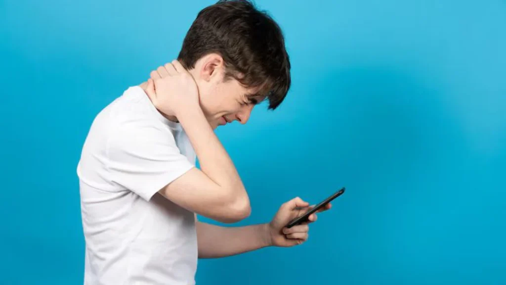 Tips Mengatasi Leher Kaku Akibat Penggunaan Gadget