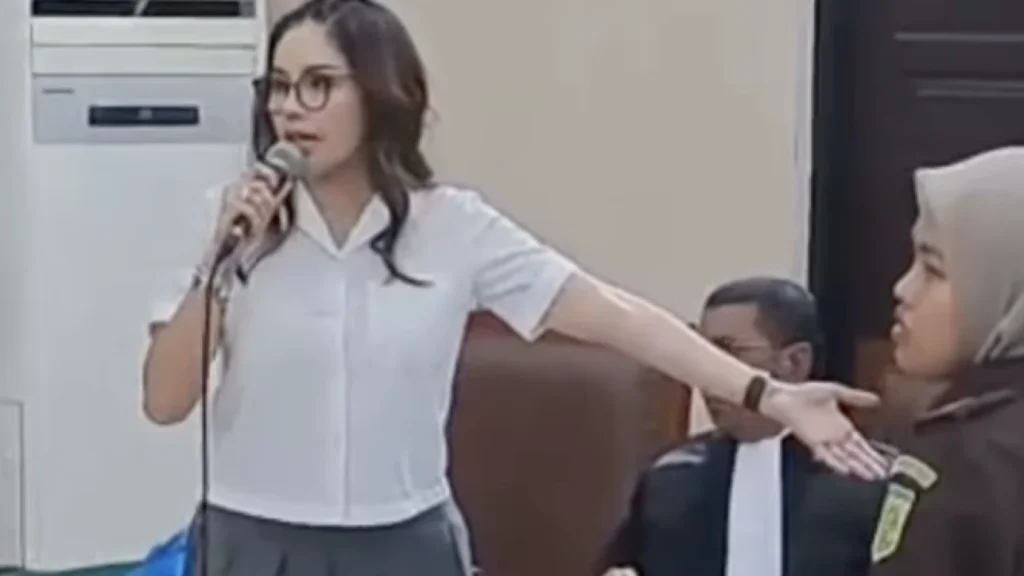 Kekacauan di Sidang Nikita Mirzani: Tolak Rompi Tahanan dan Minta Rekaman Diputar