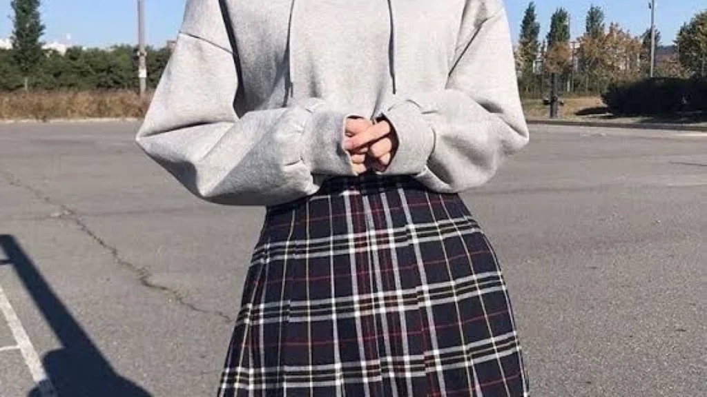 Gaya Stylish dengan Kombinasi Hoodie dan Rok