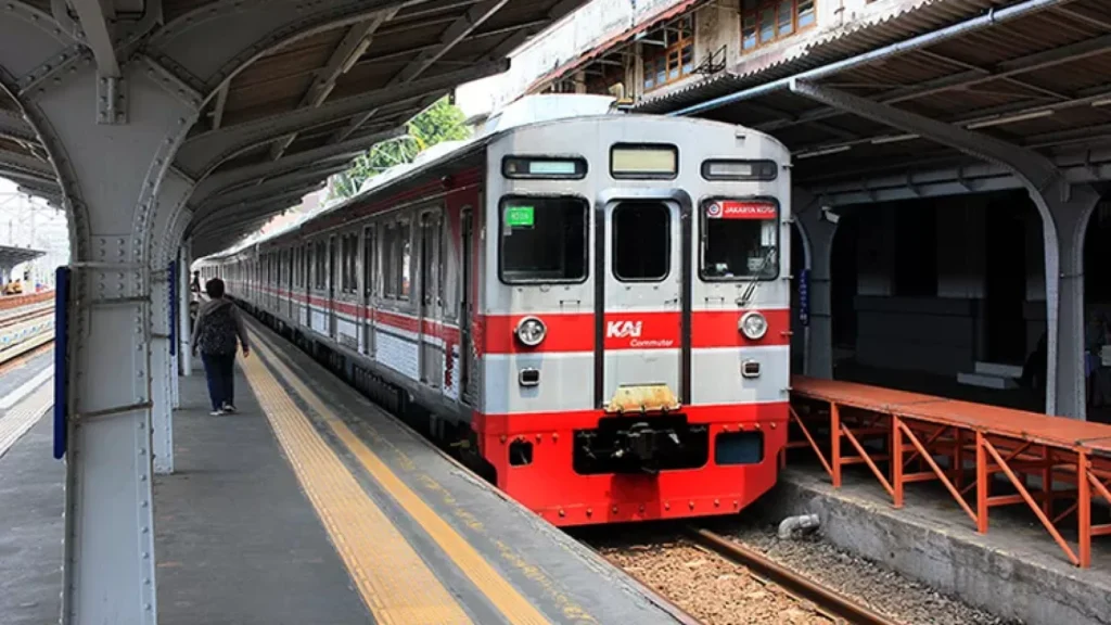 Insiden KRL Anjlok di Stasiun Jakarta Kota: Evakuasi Sukses dan Rekayasa Operasional